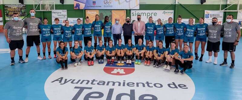 La primera plantilla del equipo con el cuadro técnico, directivos y representantes políticos/TA.